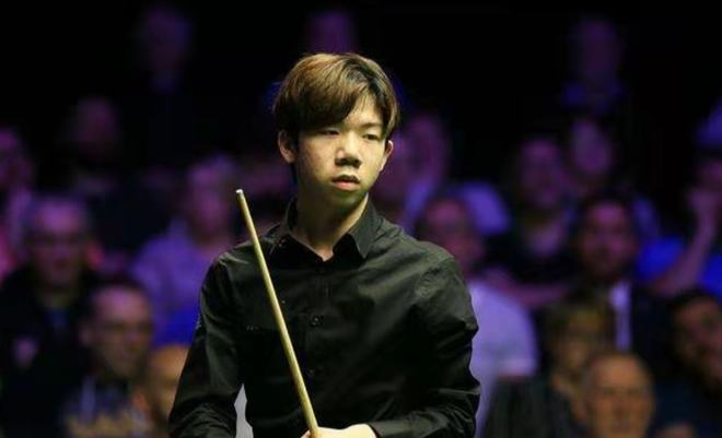 泳池中的 泳池中的