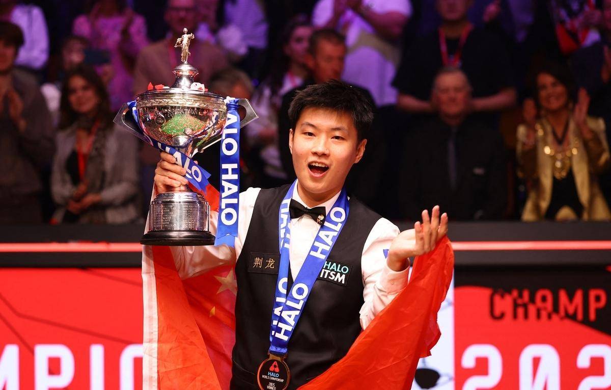 中场队员小 中场队员小